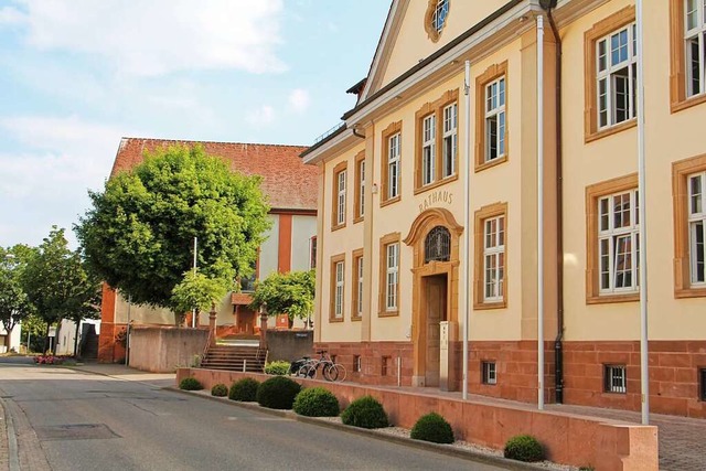 Das Rathaus im historischen Schulhaus ...cherei gegenber ein Zentrum in Wyhl.  | Foto: Ruth Seitz