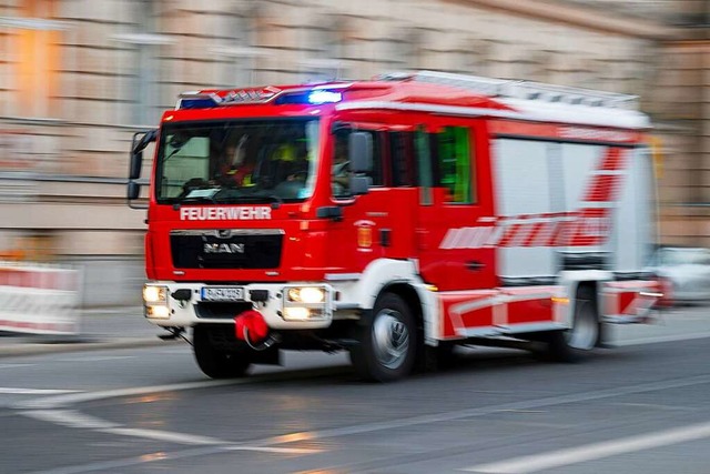 Die Feuerwehr rckte aus und khlte den Gterzug. (Symbolbild)  | Foto: Monika Skolimowska (dpa)