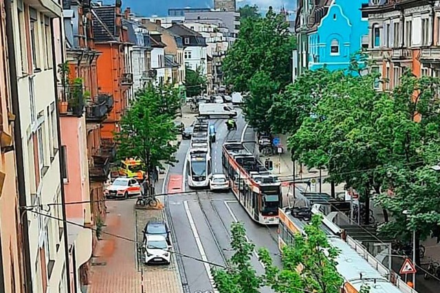 Urbos bersehen: Ein Pkw wurde am Frei...ischen zwei Straenbahnen eingeklemmt.  | Foto: Friedrich Hoch