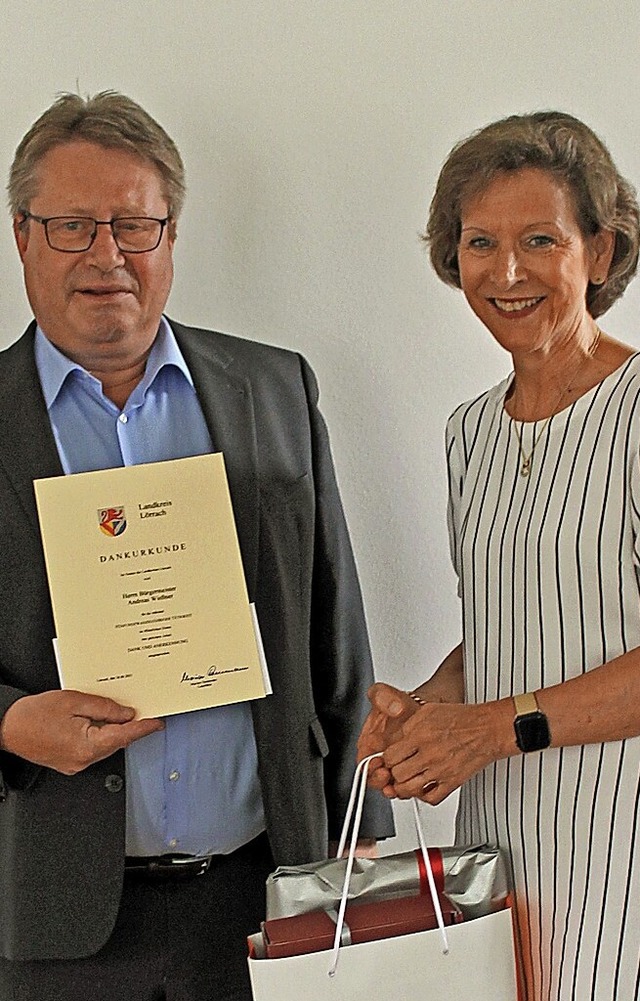 Ehrung fr ein Vierteljahrhundert im ...cht die Dankesurkunde des Landkreises.  | Foto: Landratsamt Lrrach