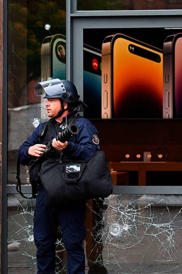 Franzsischer Polizist vor einem Stra...ht auf Freitag angegriffen worden war.  | Foto: PATRICK HERTZOG (AFP)