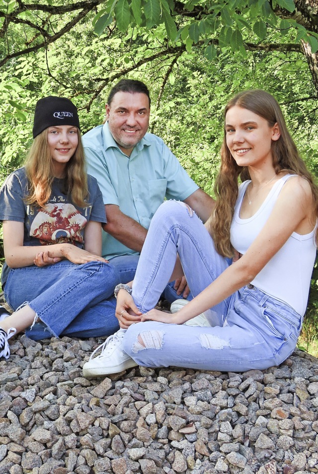 Fiona, Heiko und Linn Trefzger (von li...Herstellung ihrer neuen CD gestartet.   | Foto: Gerd Leutenecker