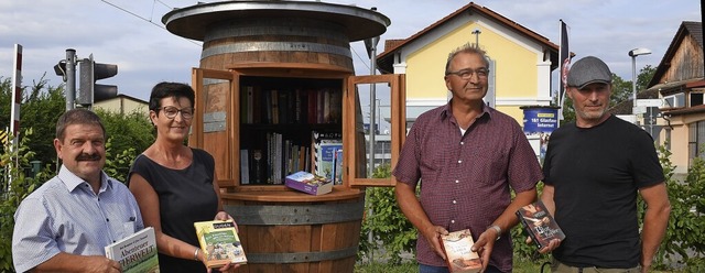 Lesestoff aus dem Fass: von links der ...ler bei der Einweihung beim Bahnhof.    | Foto: Roland Vitt