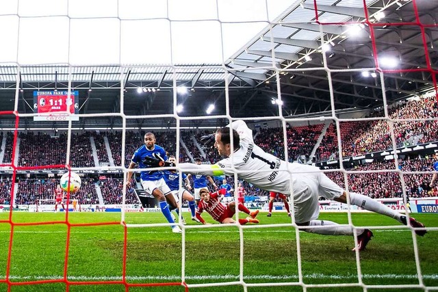 Der SC startet mit einem Auswrtsspiel...te den Siegtreffer zum 2:1 fr den SC.  | Foto: Tom Weller (dpa)