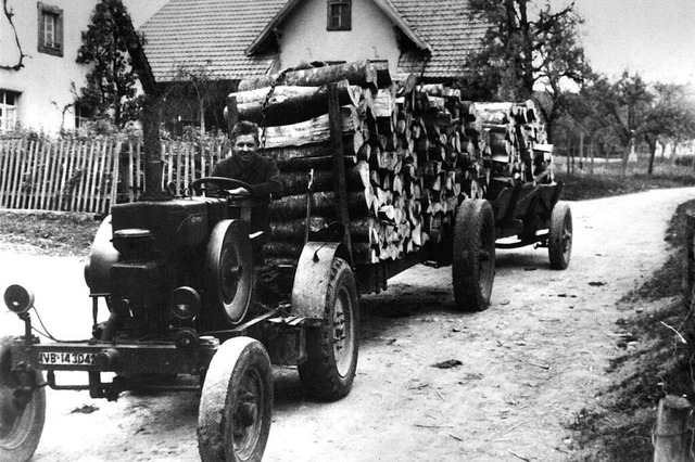 Mit solchen Transporten hat alles in L...rich Grieshaber sitzt auf dem Traktor.  | Foto: Grieshaber Logistics