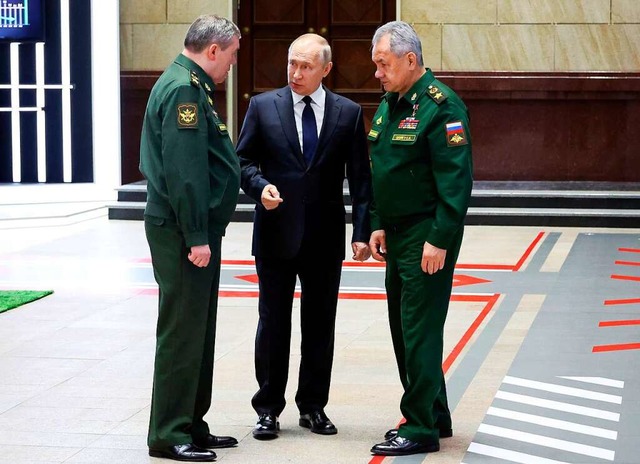 Prsident Wladimir Putin (Mitte) im De...Verteidigungsminister  Sergej Schoigu.  | Foto: Mikhail Klimentyev (dpa)