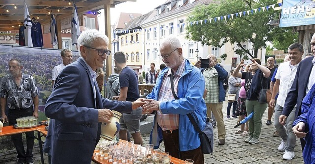 Brgermeister Martin Lffler schenkte ...ionellen Fassanstich selbst Wein aus.   | Foto: Volker Mnch