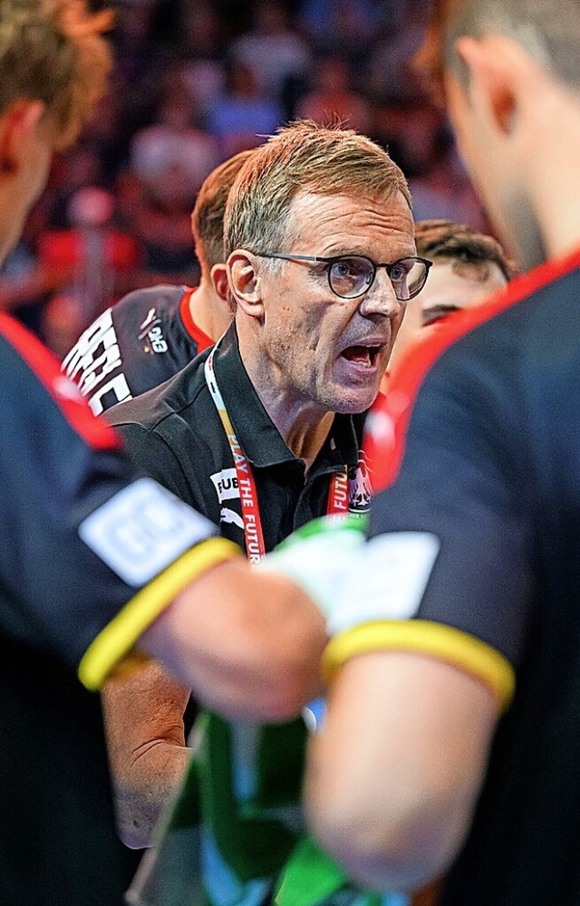 Mit seiner Mannschaft bei der WM top: ...Trainer der deutschen  U-21-Handballer  | Foto: Marco Wolf (dpa)