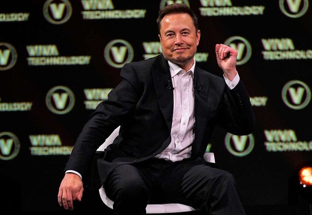 Feiert sich zurecht ab: Multimilliard...berer und Gsslefest-Retter Elon Musk.  | Foto: ALAIN JOCARD (AFP)