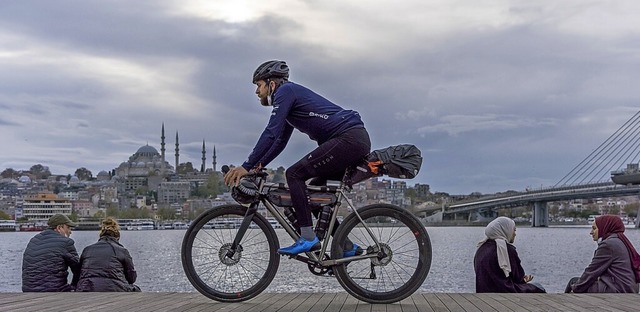 Jonas Deichmann ist bei seinem &#8222;...20; 2020 auch durch Istanbul geradelt.  | Foto: Daniel Rintz (dpa)