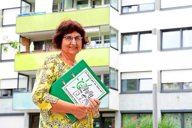 Christel Werb vor dem Hochhaus Bugging... Quartiersarbeiterin in den Ruhestand.  | Foto: Ingo Schneider