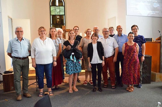 Visitationskomitee und Kirchengemeinde...ten mit der Gemeinde ber die Zukunft.  | Foto: Gabriele Rasenberger