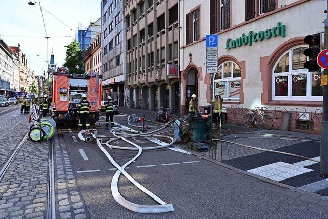 Brand im Laubfrosch-Gebude in Freiburg – schwieriger Feuerwehreinsatz