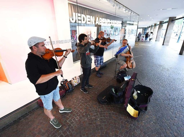 Marcin Kostka, Victor Cordoba Guavara,...sz Krchatreten gerade in Freiburg auf.  | Foto: Rita Eggstein