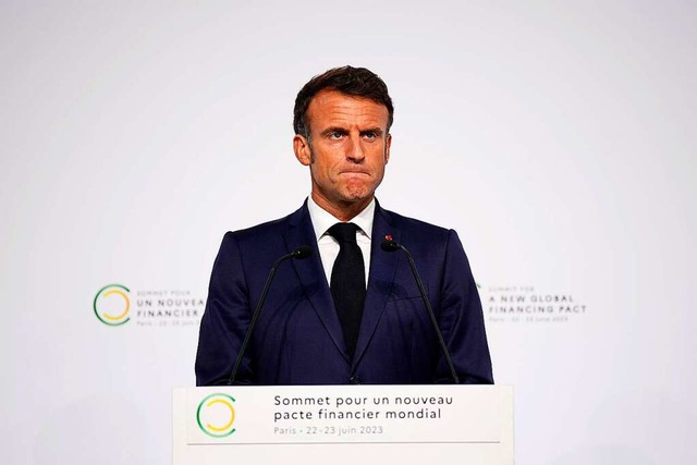 23.06.2023, Paris: Emmanuel Macron, Pr...chluss eines Klima- und Armutsgipfels.  | Foto: Lewis Joly (dpa)