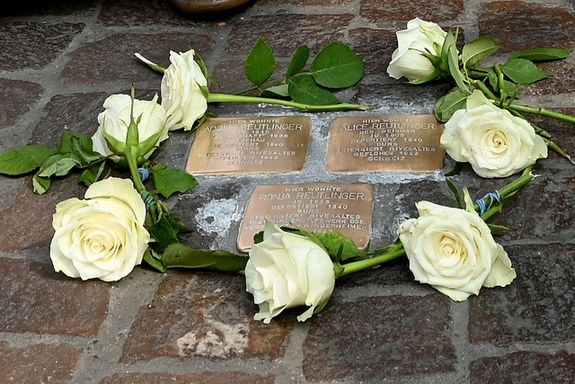 Vor dem Gebude der Kaiser-Joseph-Stra...re Eltern Adolf und  Alice Reutlinger.  | Foto: Thomas Kunz