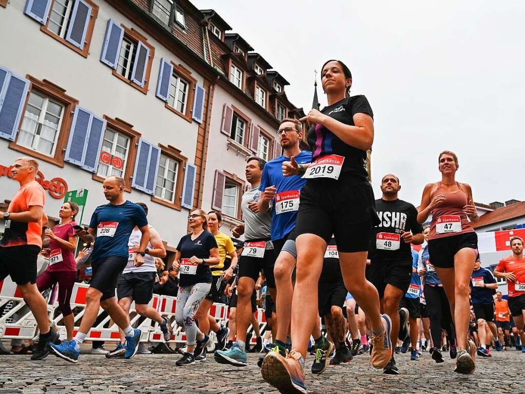 Ein Lauffest in Emmendingen – bei der 13. Auflage des Stadtlaufs ziehen rund 2300 Bewegungsfreudige aller Altersschichten durch die Straen der Innenstadt.