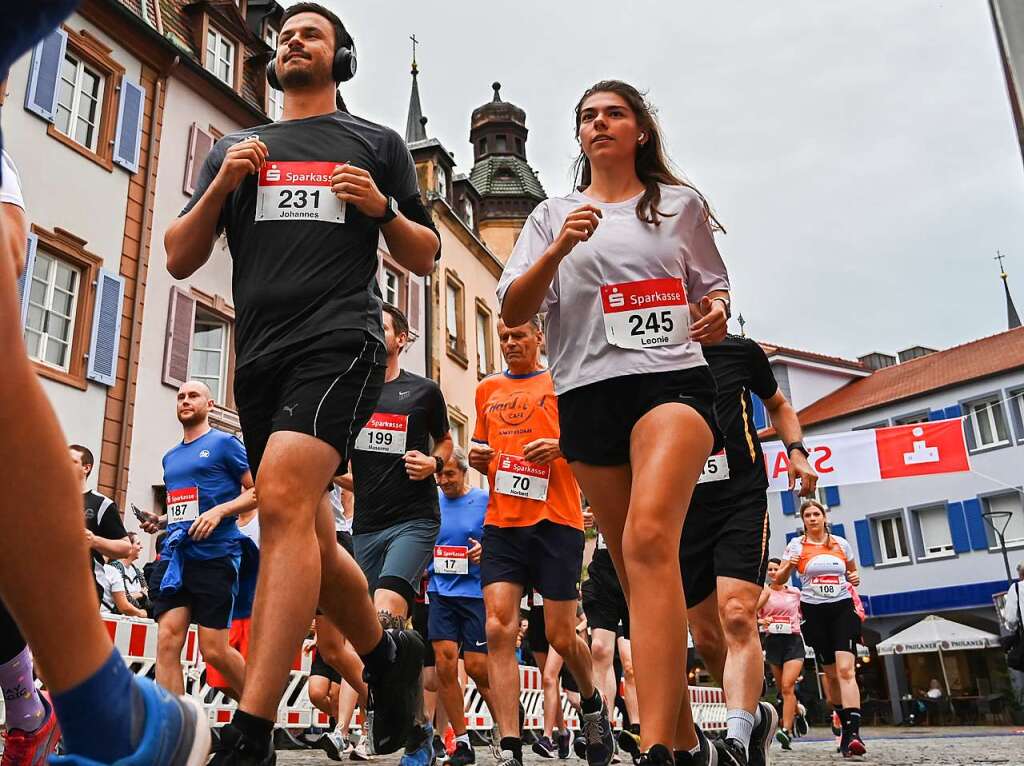 Ein Lauffest in Emmendingen – bei der 13. Auflage des Stadtlaufs ziehen rund 2300 Bewegungsfreudige aller Altersschichten durch die Straen der Innenstadt.