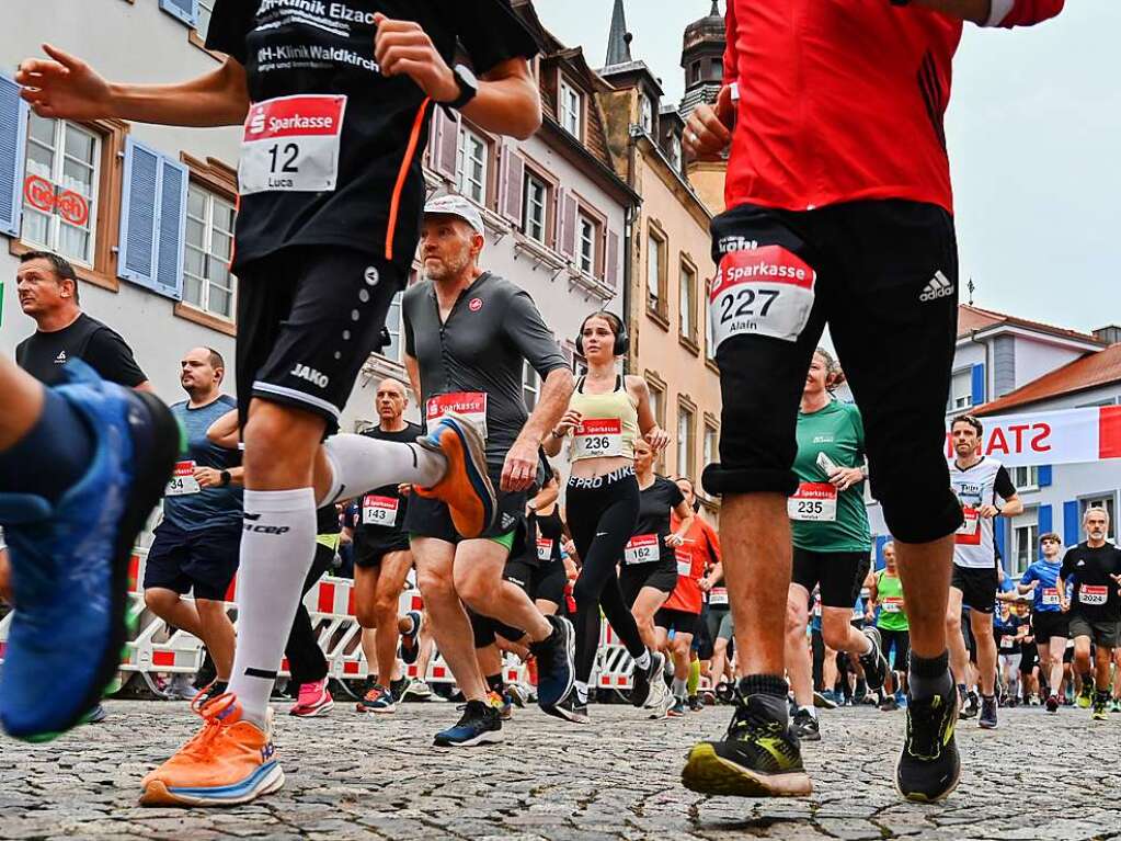 Ein Lauffest in Emmendingen – bei der 13. Auflage des Stadtlaufs ziehen rund 2300 Bewegungsfreudige aller Altersschichten durch die Straen der Innenstadt.