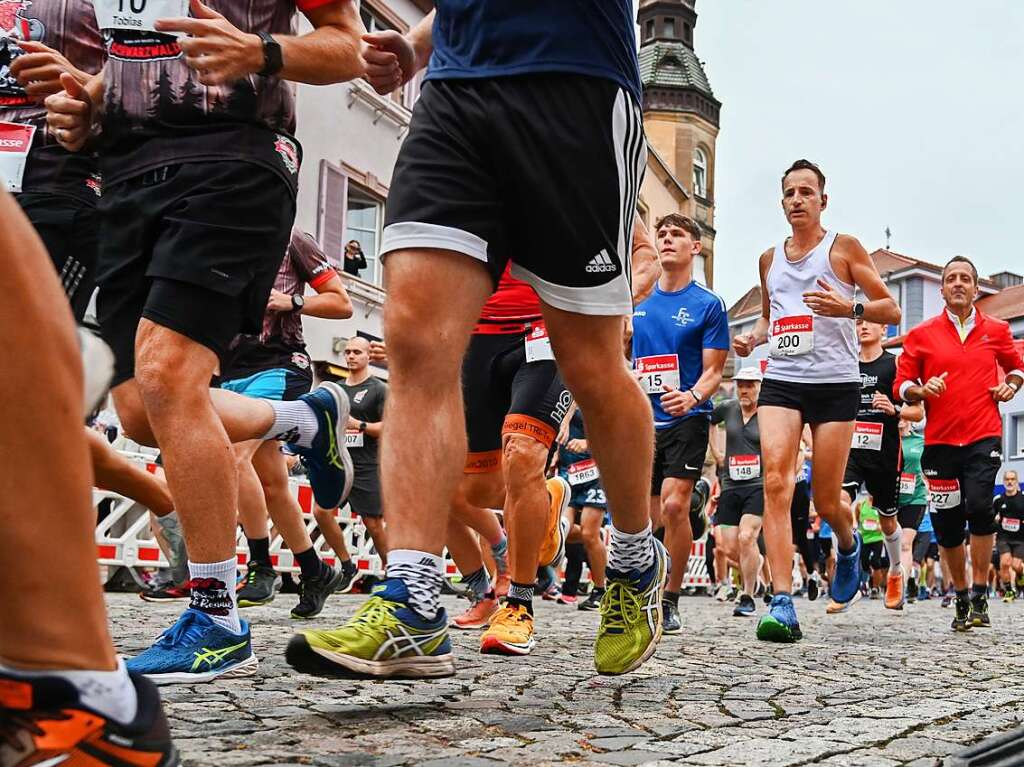 Ein Lauffest in Emmendingen – bei der 13. Auflage des Stadtlaufs ziehen rund 2300 Bewegungsfreudige aller Altersschichten durch die Straen der Innenstadt.