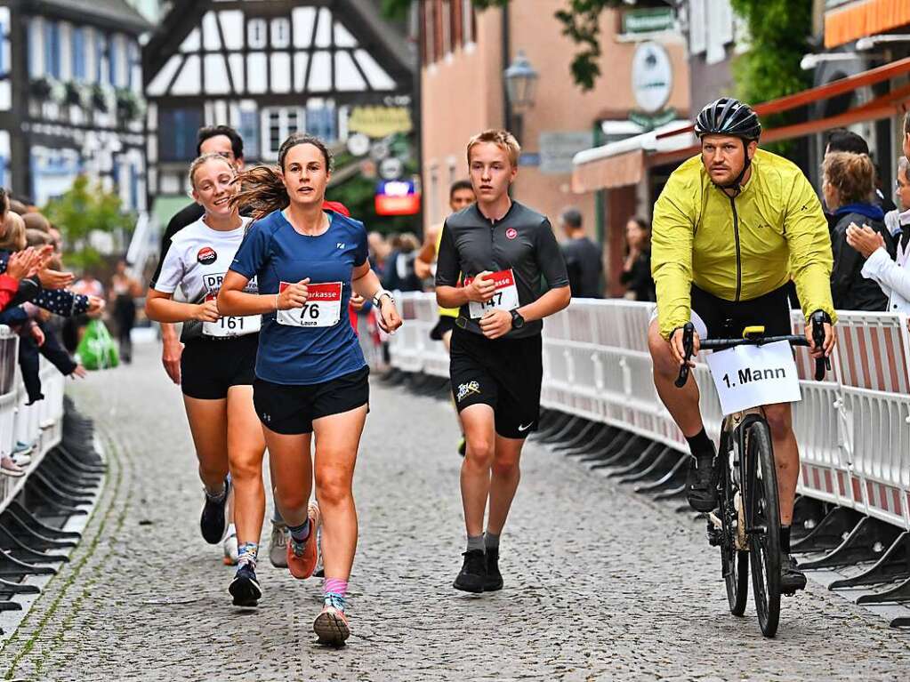 Ein Lauffest in Emmendingen – bei der 13. Auflage des Stadtlaufs ziehen rund 2300 Bewegungsfreudige aller Altersschichten durch die Straen der Innenstadt.