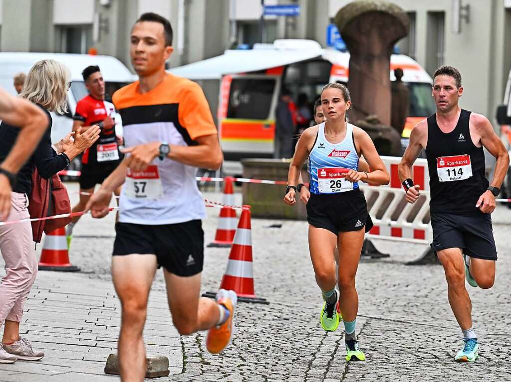 Ein Lauffest in Emmendingen – bei der 13. Auflage des Stadtlaufs ziehen rund 2300 Bewegungsfreudige aller Altersschichten durch die Straen der Innenstadt.