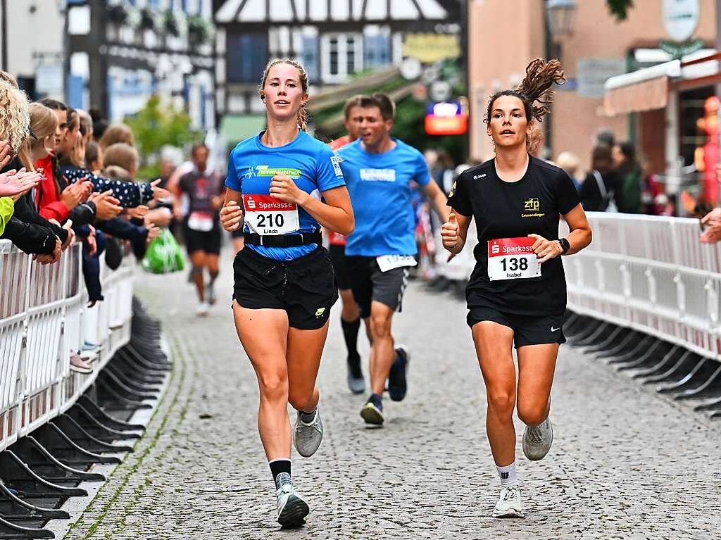 Ein Lauffest in Emmendingen – bei der 13. Auflage des Stadtlaufs ziehen rund 2300 Bewegungsfreudige aller Altersschichten durch die Straen der Innenstadt.