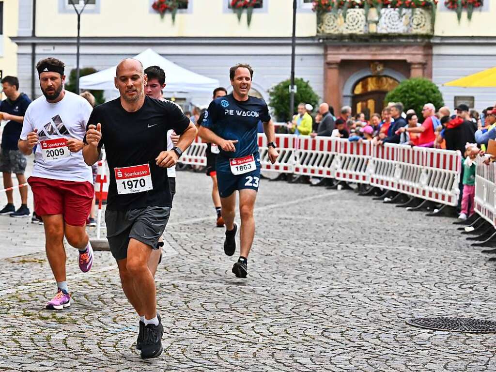 Ein Lauffest in Emmendingen – bei der 13. Auflage des Stadtlaufs ziehen rund 2300 Bewegungsfreudige aller Altersschichten durch die Straen der Innenstadt.