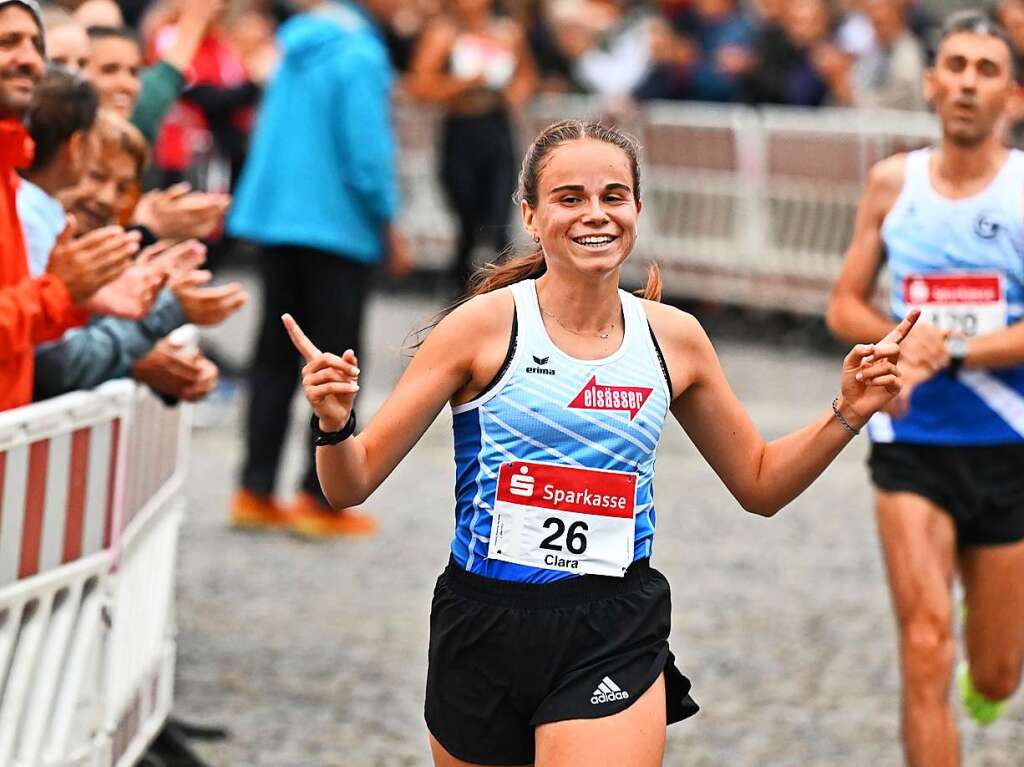 Freude bei der Siegerin des Frauenrennens ber zehn Kilometer, der aus Emmendingen stammenden Clara Mll (VfL Sindelfingen).