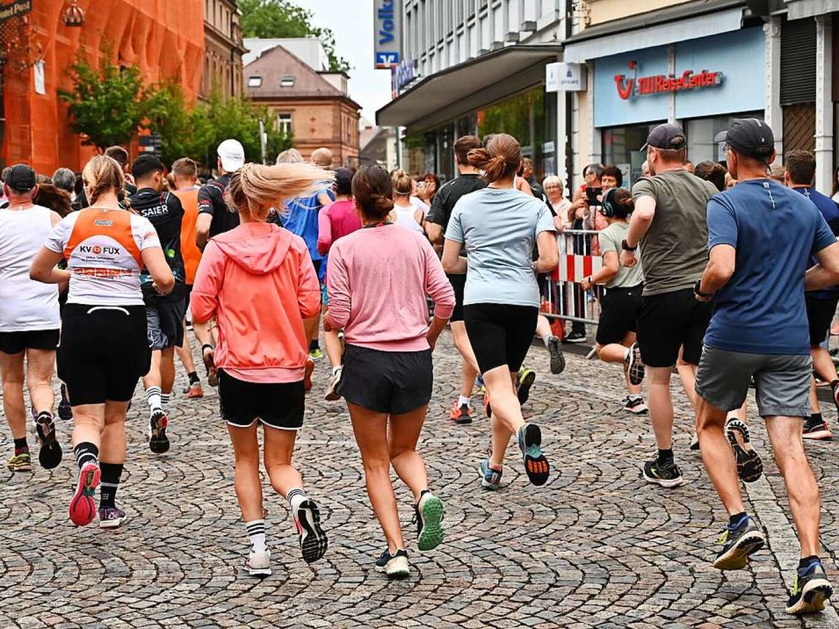 Ein Lauffest in Emmendingen – bei der 13. Auflage des Stadtlaufs ziehen rund 2300 Bewegungsfreudige aller Altersschichten durch die Straen der Innenstadt.