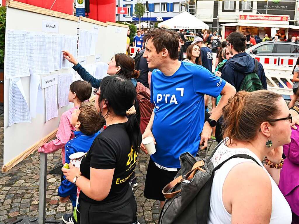 Ein Lauffest in Emmendingen – bei der 13. Auflage des Stadtlaufs ziehen rund 2300 Bewegungsfreudige aller Altersschichten durch die Straen der Innenstadt.