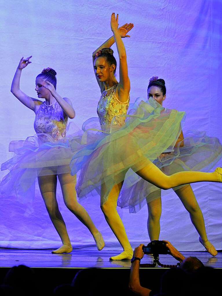 Mit einem eigens geschriebenen, japanischen Mrchen sorgte die Ballettschule Dance-Generation fr drei berauschende Tanztheater-Abende in der Belchenhalle Staufen.