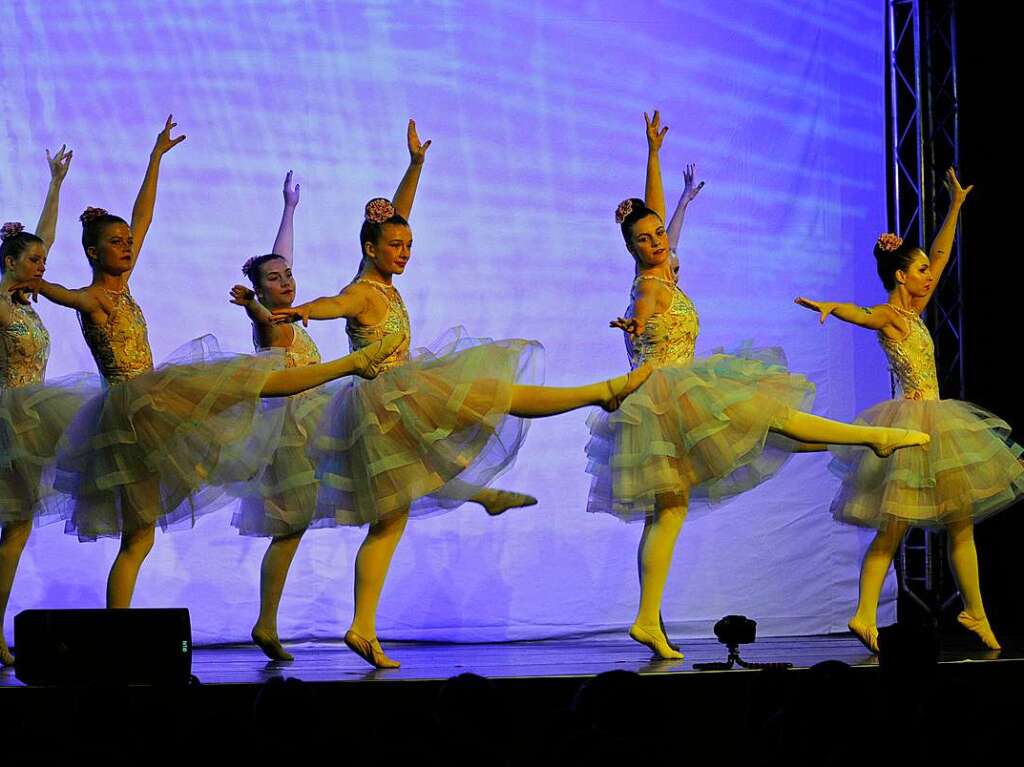 Mit einem eigens geschriebenen, japanischen Mrchen sorgte die Ballettschule Dance-Generation fr drei berauschende Tanztheater-Abende in der Belchenhalle Staufen.