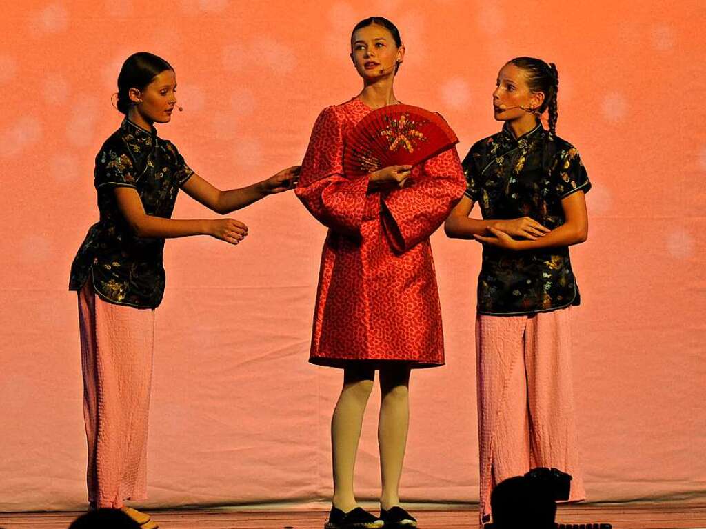 Mit einem eigens geschriebenen, japanischen Mrchen sorgte die Ballettschule Dance-Generation fr drei berauschende Tanztheater-Abende in der Belchenhalle Staufen.