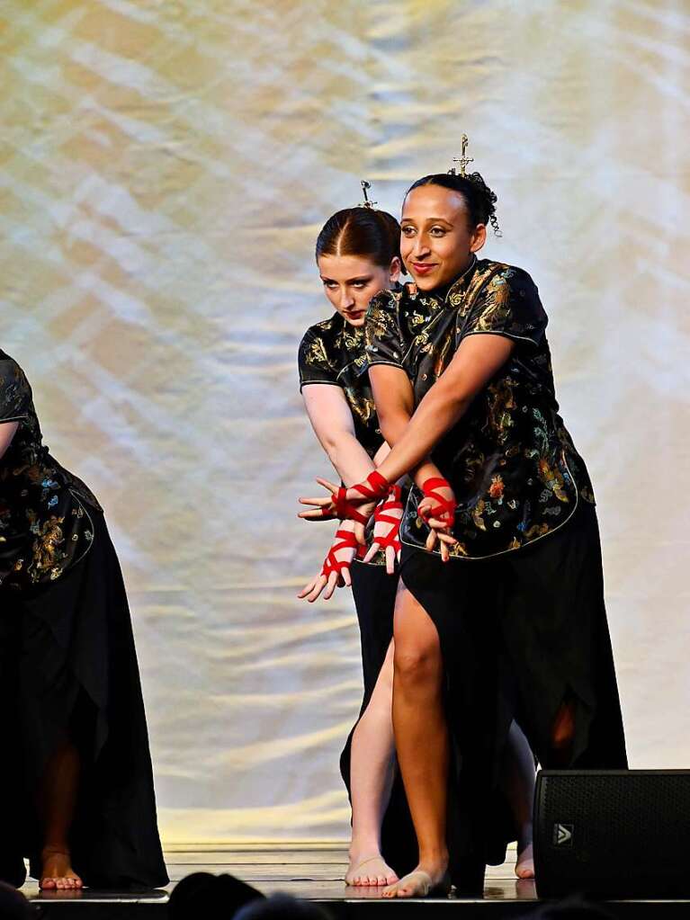 Mit einem eigens geschriebenen, japanischen Mrchen sorgte die Ballettschule Dance-Generation fr drei berauschende Tanztheater-Abende in der Belchenhalle Staufen.