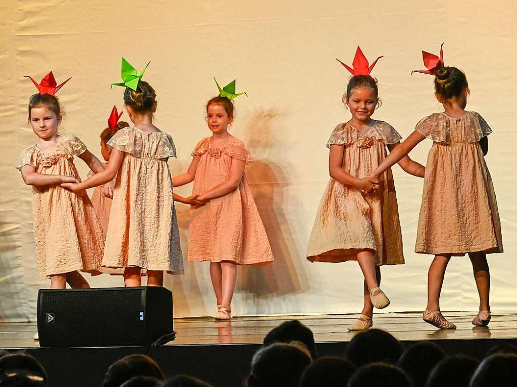 Mit einem eigens geschriebenen, japanischen Mrchen sorgte die Ballettschule Dance-Generation fr drei berauschende Tanztheater-Abende in der Belchenhalle Staufen.