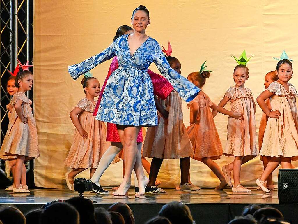 Mit einem eigens geschriebenen, japanischen Mrchen sorgte die Ballettschule Dance-Generation fr drei berauschende Tanztheater-Abende in der Belchenhalle Staufen.