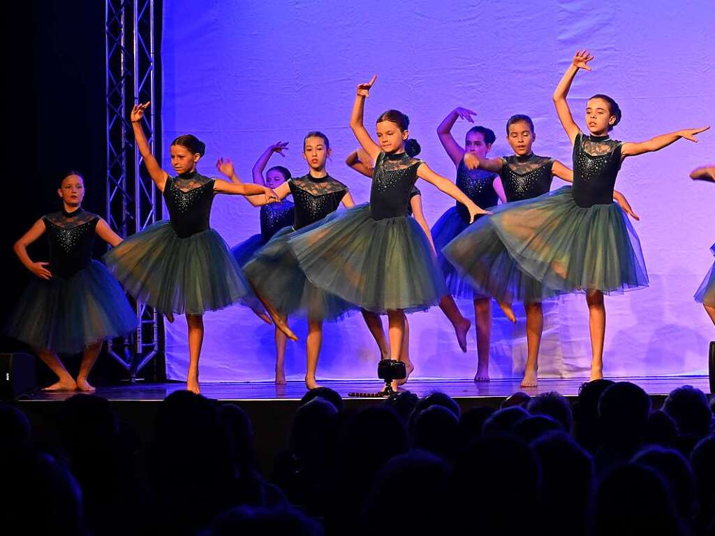 Mit einem eigens geschriebenen, japanischen Mrchen sorgte die Ballettschule Dance-Generation fr drei berauschende Tanztheater-Abende in der Belchenhalle Staufen.