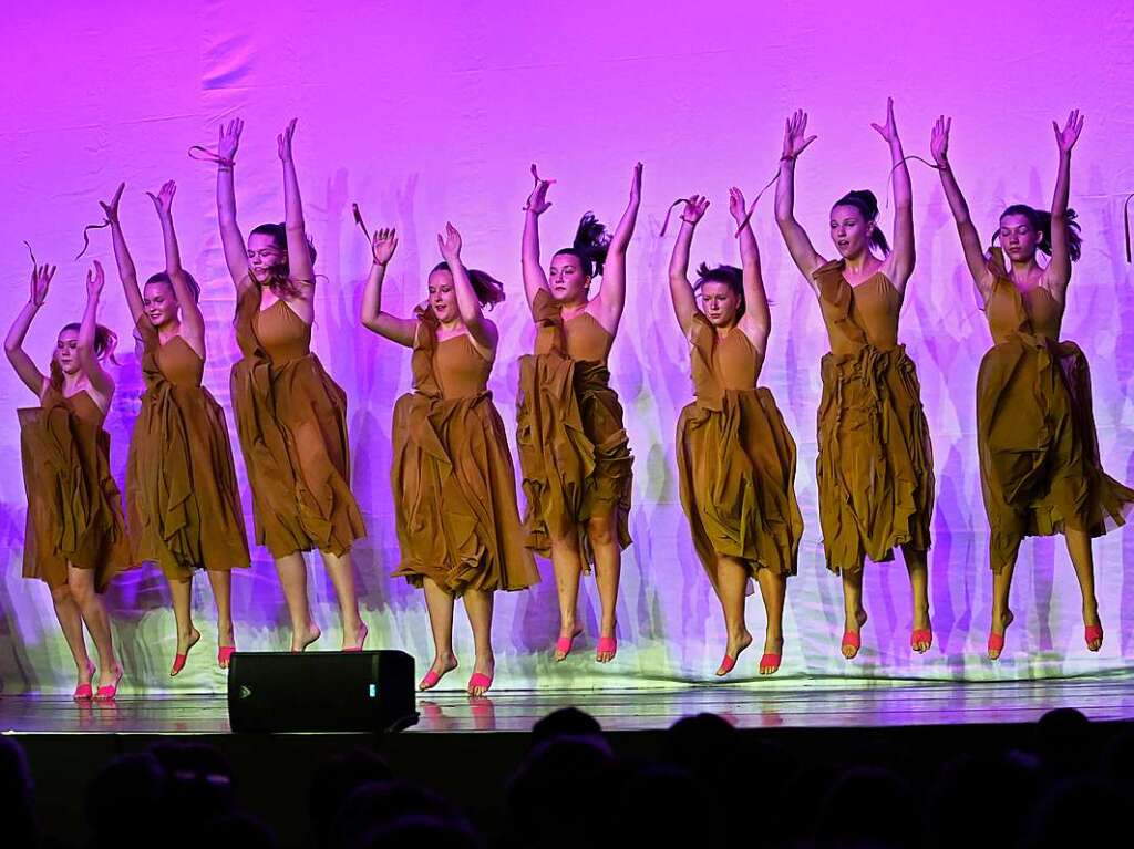 Mit einem eigens geschriebenen, japanischen Mrchen sorgte die Ballettschule Dance-Generation fr drei berauschende Tanztheater-Abende in der Belchenhalle Staufen.