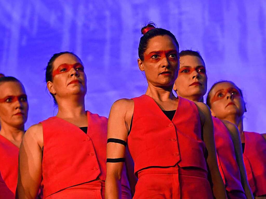 Mit einem eigens geschriebenen, japanischen Mrchen sorgte die Ballettschule Dance-Generation fr drei berauschende Tanztheater-Abende in der Belchenhalle Staufen.