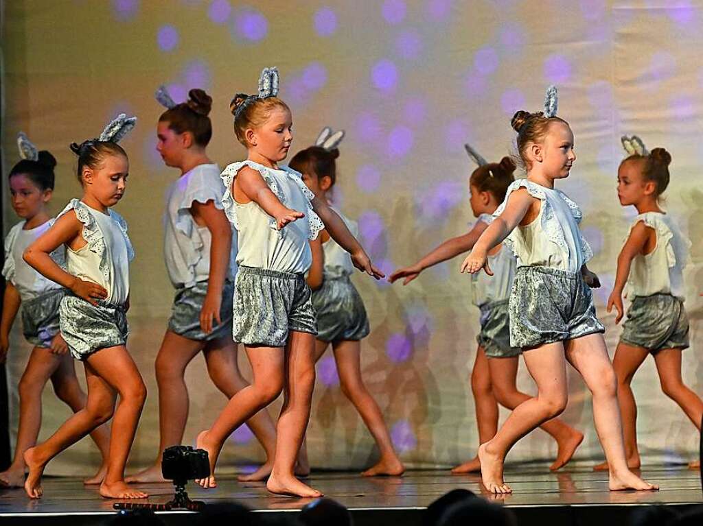 Mit einem eigens geschriebenen, japanischen Mrchen sorgte die Ballettschule Dance-Generation fr drei berauschende Tanztheater-Abende in der Belchenhalle Staufen.