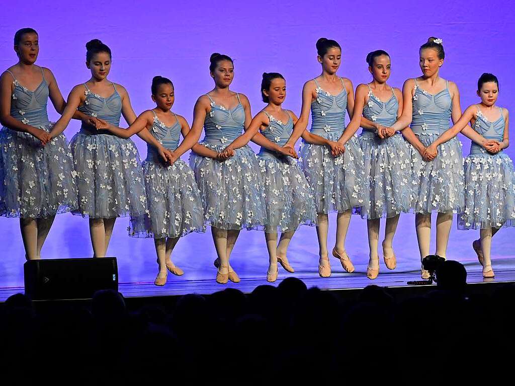 Mit einem eigens geschriebenen, japanischen Mrchen sorgte die Ballettschule Dance-Generation fr drei berauschende Tanztheater-Abende in der Belchenhalle Staufen.