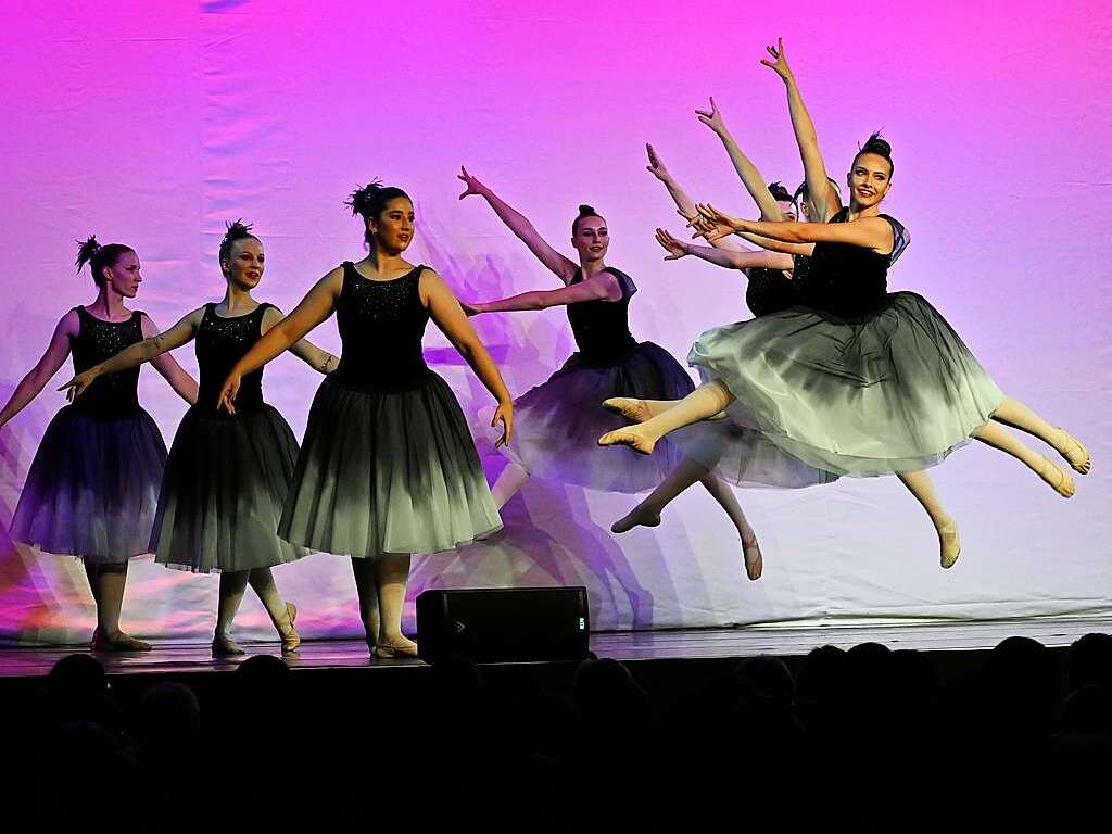 Mit einem eigens geschriebenen, japanischen Mrchen sorgte die Ballettschule Dance-Generation fr drei berauschende Tanztheater-Abende in der Belchenhalle Staufen.