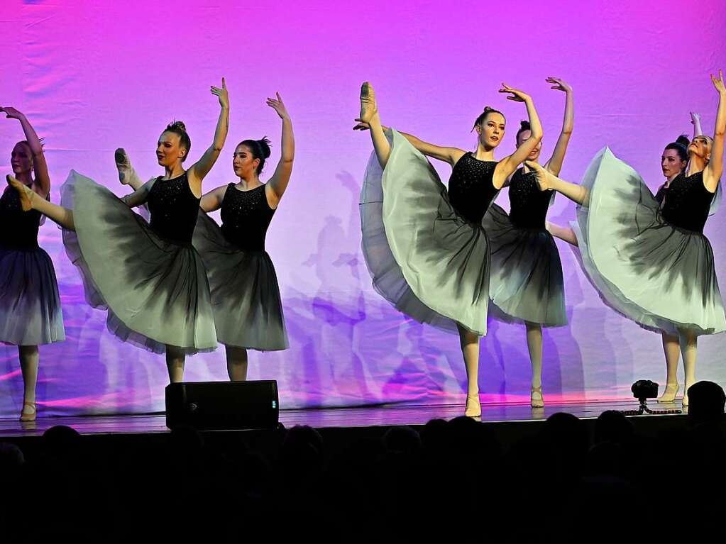 Mit einem eigens geschriebenen, japanischen Mrchen sorgte die Ballettschule Dance-Generation fr drei berauschende Tanztheater-Abende in der Belchenhalle Staufen.