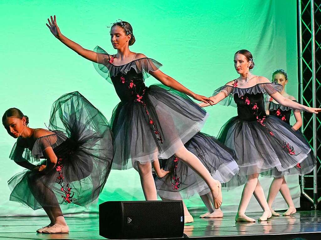 Mit einem eigens geschriebenen, japanischen Mrchen sorgte die Ballettschule Dance-Generation fr drei berauschende Tanztheater-Abende in der Belchenhalle Staufen.