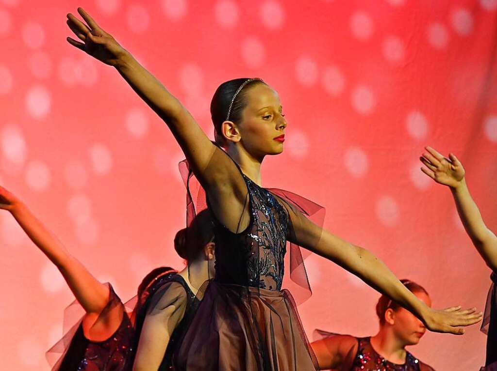 Mit einem eigens geschriebenen, japanischen Mrchen sorgte die Ballettschule Dance-Generation fr drei berauschende Tanztheater-Abende in der Belchenhalle Staufen.