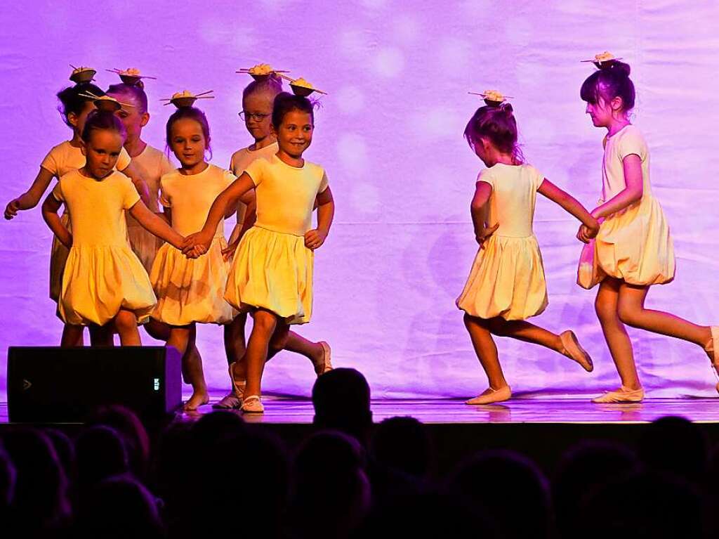 Mit einem eigens geschriebenen, japanischen Mrchen sorgte die Ballettschule Dance-Generation fr drei berauschende Tanztheater-Abende in der Belchenhalle Staufen.