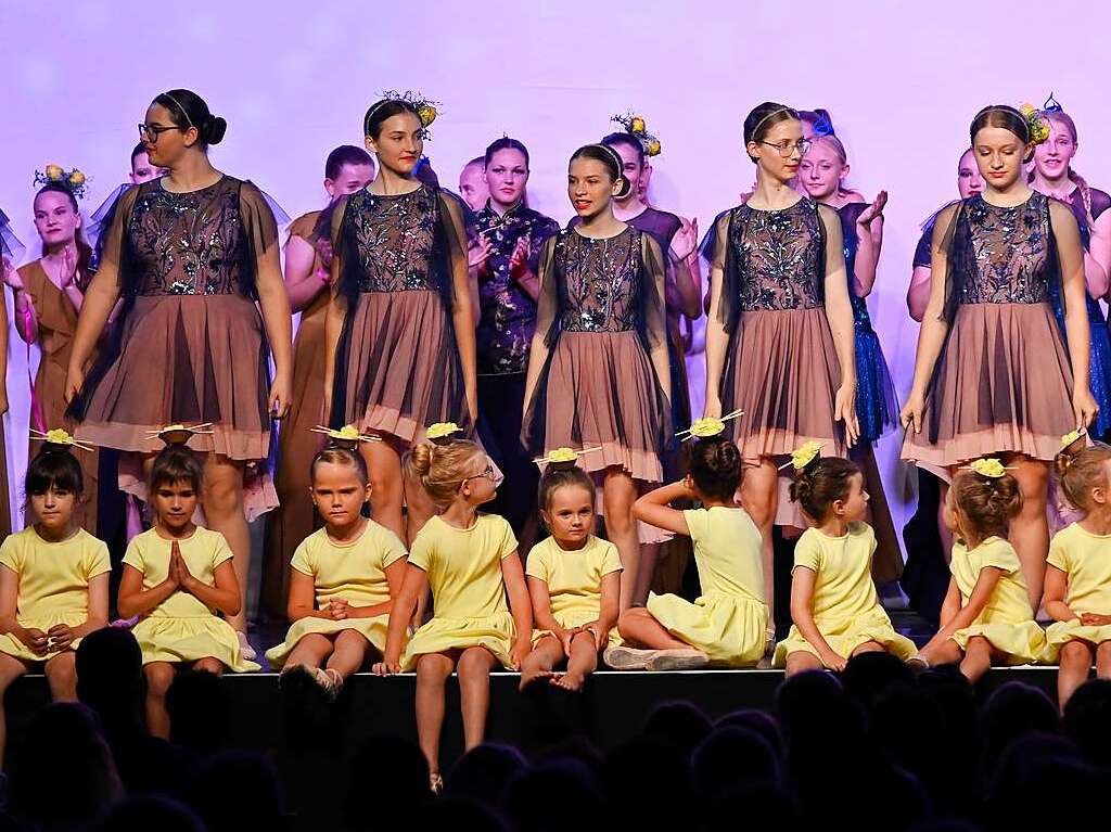 Mit einem eigens geschriebenen, japanischen Mrchen sorgte die Ballettschule Dance-Generation fr drei berauschende Tanztheater-Abende in der Belchenhalle Staufen.