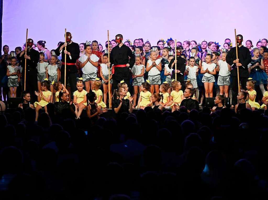 Mit einem eigens geschriebenen, japanischen Mrchen sorgte die Ballettschule Dance-Generation fr drei berauschende Tanztheater-Abende in der Belchenhalle Staufen.