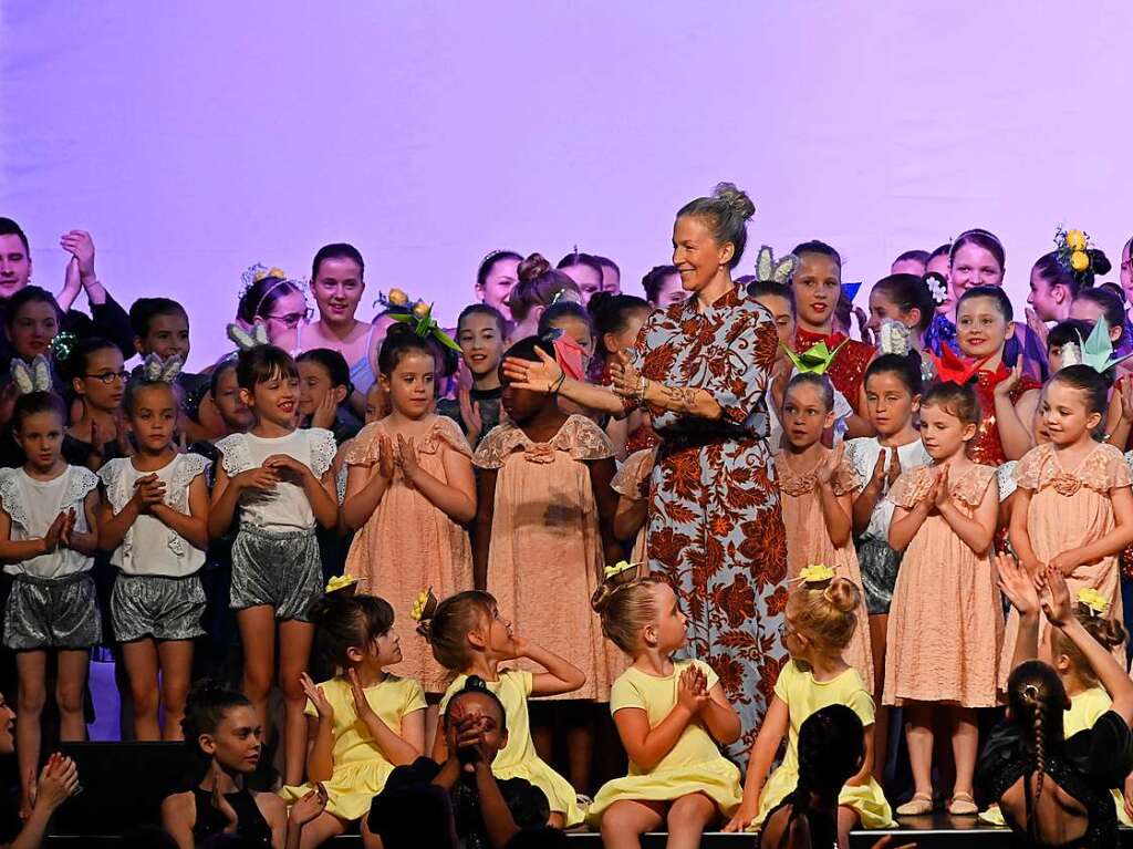 Mit einem eigens geschriebenen, japanischen Mrchen sorgte die Ballettschule Dance-Generation fr drei berauschende Tanztheater-Abende in der Belchenhalle Staufen.